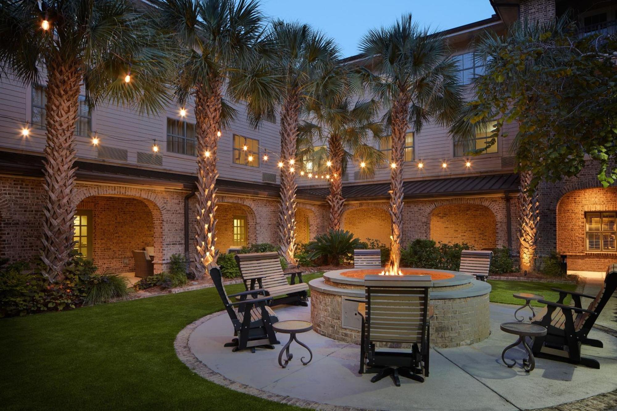 Courtyard Charleston Mount Pleasant Hotel Exterior photo